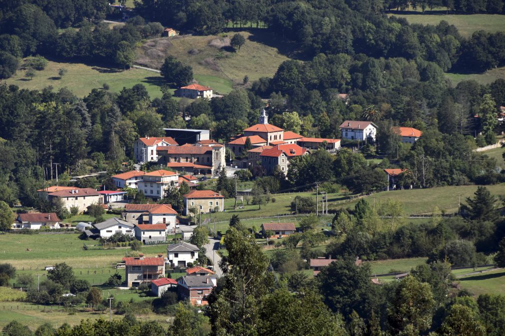 Foto de Plaza Laiseca en Valle de Villaverde, Cantabria